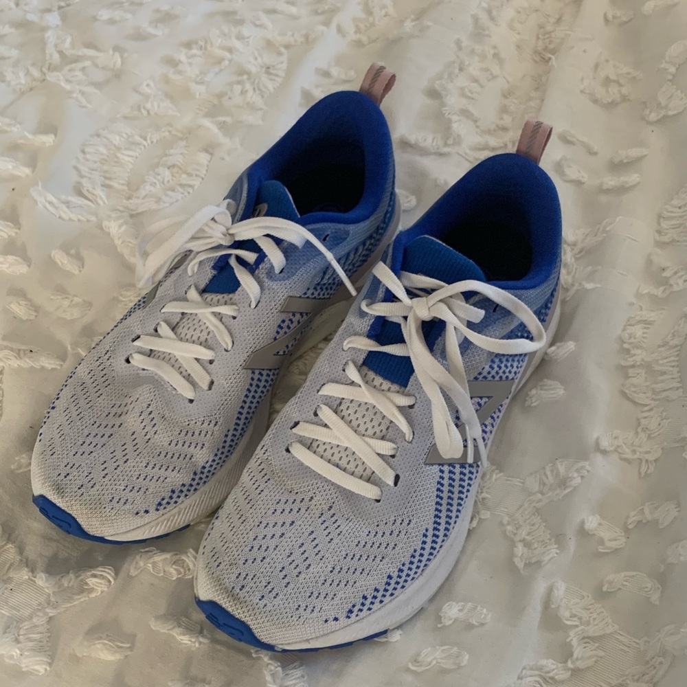 EUC New Balance 870 tennis shoe